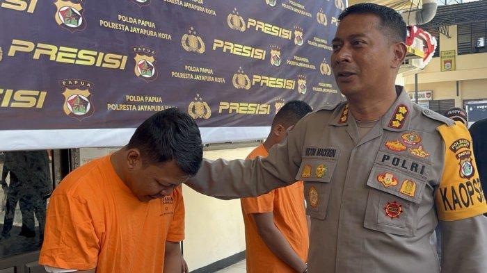 Pengedar sabu di Kota Jayapura berinisial FAS (27) menangis tersedu setelah menyesali perbuatannya. Di hadapan Kapolresta Jayapura Kota Kombes Victor Mackbon, pria berusia 27 tahun itu menitikkan air mata.