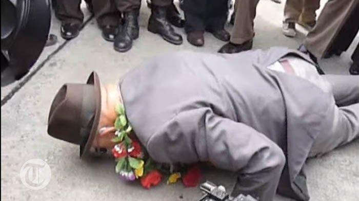 Nicolaas Jouwe cium tanah Papua di Bandara Sentani, Kabupaten jayapura. (YouTube elskes)