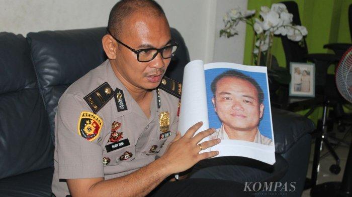 Inpektur Dua Rudy Soik membeberkan sejumlah bukti terkait mafia bahan bakar minyak bersubsidi yang diduga melibatkan oknum anggota Polda NTT. Setelah mengungkap kasus itu, Rudy menjalani sidang kode etik di Polda NTT. Rudy ditemui di rumahnya, di Kota Kupang, NTT, pada Sabtu (31/8/2024) malam. KOMPAS/FRANSISKUS PATI HERIN