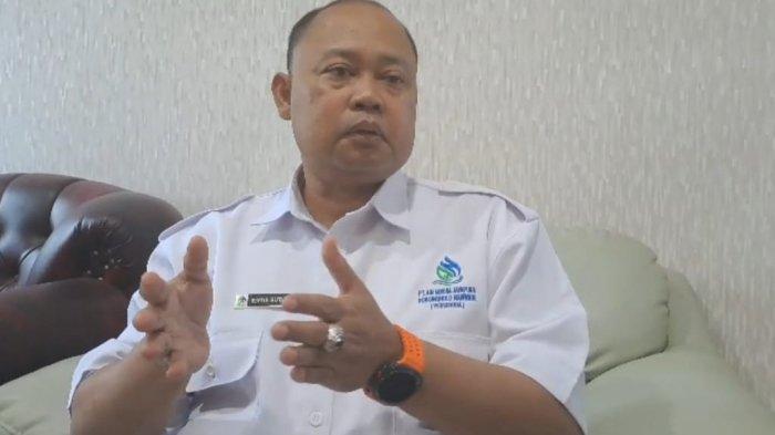 AIR BERSIH - Direktur Utama PT Air Minum Jayapura Robongholo Nanwani, Entis Sutisna saat diwawancarai Tribun-Papua.com di ruang kerjanya, Kamis (6/3/2025). 