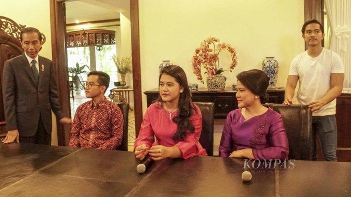 Presiden Joko Widodo, Gibran Rakabuming Raka, Kahiyang Ayu, Nyonya Iriana, dan Kaesang Pengarep, dalam jumpa pers tentang persiapan pernikahan Kahiyang Ayu (tengah) dengan Bobby Nasution di Sumber, Kecamatan Banjarsari, Solo, Jawa Tengah, 17 September 2021. Gibran ditunjuk Jokowi menjadi juru bicara keluarga terkait rencana pernikahan itu. KOMPAS/ERWIN EDHI PRASETYA