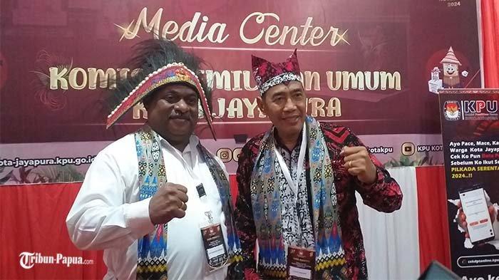 Boy Markus Dawir dan Dipo Wibowo saat diwawancarai di ruang media center KPU Kota Jayapura, Papua, Kamis, (29/8/2024).
