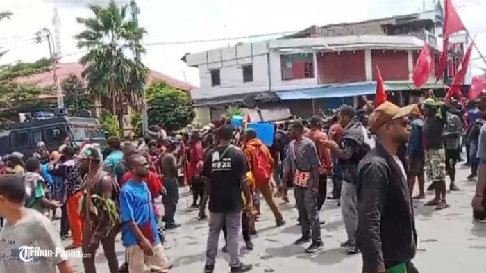 BERHAMB URAN - Massa KNPB penolak program transmigrasi berhamburan saat menggelar aksi bundaran Abepura, Kota Jayapura, Papua, Jumat (15/11/2024) siang. Polisi menembakkan gas air mata.