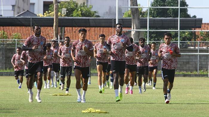 Para pemain PSBS Biak mengikuti latihan bersama di Stadion Gelora Samudera, Kuta, Bali, Selasa (22/10/2024). PSBS akan mengfhadapi lawan berat Borneo FC Samarinda di Stadion Batakan, Balikpapan, Jumat (25/10/2024). Dok.Media Officer PSBS