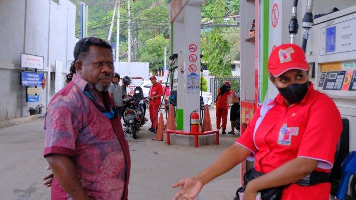 Area Manager Communication, Relations & CSR Pertamina Patra Niaga Regional Papua Maluku, Edi Mangun, saat memantau salah satu SPBU di Kota Jayapura. Kata Edi, Pertamina melarang keras konsumen menjual kembali BBM subsidi.