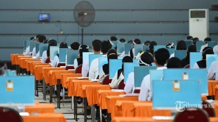 Peserta seleksi kompetisi bidang (SKB) bagi CPNS Pemkot Surabaya bersiap mengikuti tes di GOR Pancasila, Kota Surabaya, Jawa Timur, Selasa (22/9/2020). Seleksi itu menerapkan protokol kesehatan Covid-19 secara ketat, mulai dari mengenakan masker, pelindung wajah, dan sarung tangan serta jarak antar peserta tes, termasuk memisahkan peserta dengan hasil rapid tes reaktif dalam bilik khusus. Sebanyak 1.142 orang mengikuti SKB CPNS Pemkot Surabaya selama 3 hari di mana dalam satu hari terdapat 3 sesi dengan peserta sebanyak 140 orang.