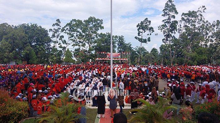 Ribuan siswa peserta lomba gerak jalan terlihat tengah berkumpul di halaman Kantor Wali Kota Jayapura, Entrop, Jayapura Selatan, Jumat (11/8/2023).