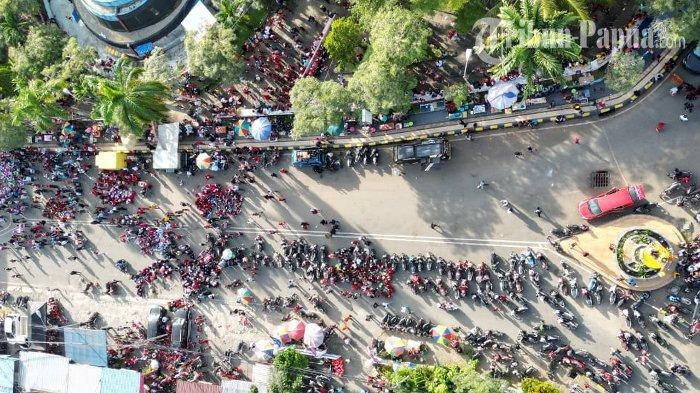 Ribuan peserta lomba gerak jalan Kota Jayapura memenuhi ruang Taman Imbi di Kota Jayapura, Jumat (11/8/2023).