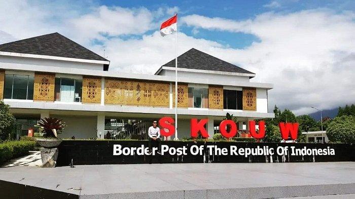 JAYAPURA TERKINI - Potret gerbang Pos Lintas Batas Negara Republik Indonesia di Skouw Kota Jayapura Papua, yang telah ditutup untuk umum selama 2 tahun, akibat Pandemi Covid-19 yang melanda, Kamis (7/4/2022).