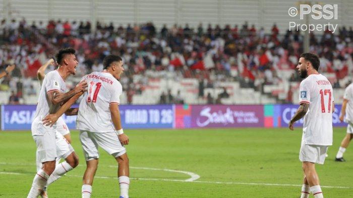 Ragnar Oratmangoen (kedua dari kiri), penyerang Indonesia, merayakan golnya ke gawang Bahrain bersama Mees Hilgers (kiri) dan Calvin Verdonk (kanan) pada laga kualifikasi Piala Dunia 2026, Kamis (10/10/2024), di Stadion Nasional Bahrain, Riffa. Ragnar mencetak gol penyama kedudukan. PSSI