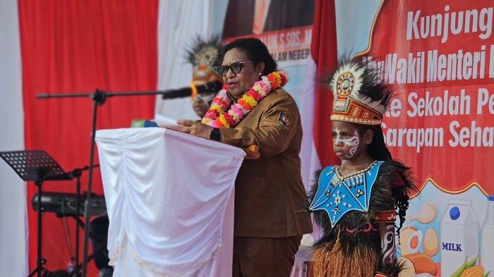 Wakil Menteri Dalam Negeri Ribka saat berkunjung di sekolah penerima sarapan sehat bergizi, di TK dan SD, Jalan Gagak, Lorong 9, (Belakang RSUD Nabire), Siriwini, Nabire.