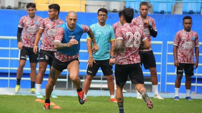Striker anyar PSBS Biak Ariel Nahuelpan dalam sebuah sesi latihan.