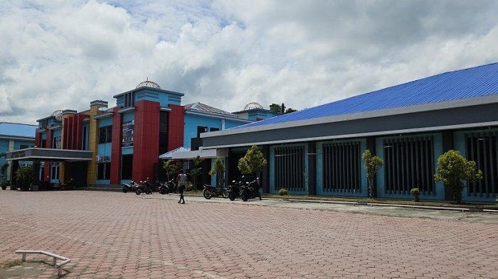 RSUD NABIRE: Tampak aktivitas di luar gedung RSUD Nabire, Jumat, (28/3/2025). Tokoh Kesehatan Papua, Aloysius Giyai mengatakan, untuk mengatasi persoalan yang sering terjadi di RSUD Nabire, perlu ada transparansi anggaran yang dilakukan dan pemerintah jangan pura-pura buta terhadap persoalan nakes di sini.