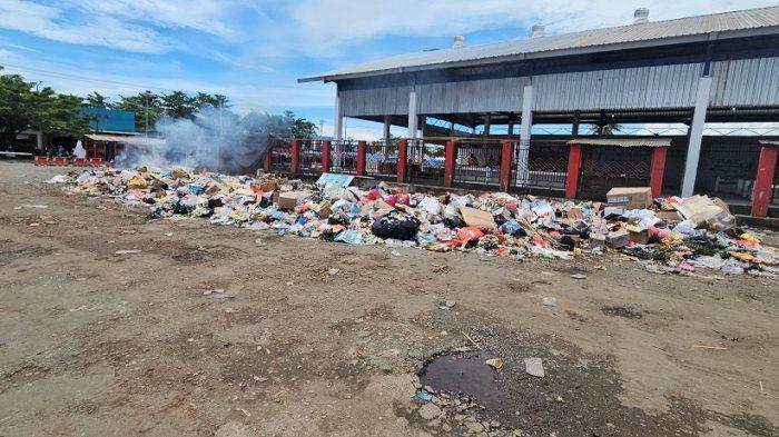 SAMPAH DI NABIRE: Tampak tumpukan sampah yang berhamburan begitu saja di tengah Pasar Oyehe, yang merupakan pusat perbelanjaan di Tengah Kota Nabire, Rabu, (23/4/2025). Kabupaten ini memiliki perda tentang pengelolaan sampah namun belum efektif.