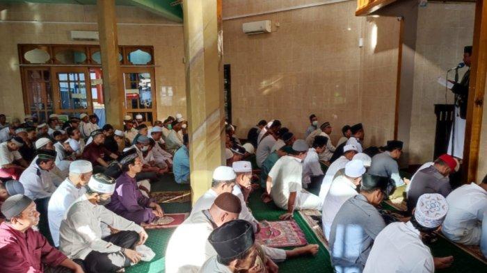 SALAT IDUL ADHA - Umat muslim di Kabupaten Merauke mendengarkan khutbah yang disampaikan Ustadz H Surindi usai Salat Idul Adha di Masjid Al-Hikmah Bampel Merauke, Provinsi Papua Selatan, Sabtu (9/8/2022).