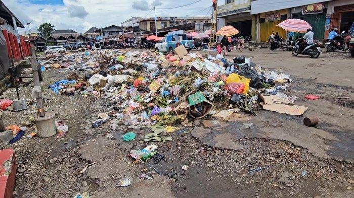 SAMPAH DI KOTA: Tumpukan sampah yang berhamburan begitu saja di tengah Pasar Oyehe, Distrik Nabire Kota, Kabupaten Nabire, Provinsi Papua Tengah, Rabu, (9/4/2024). Nabire menjadi ibu kota provinsi sehingga kondisi ini sangat memprihatinkan
