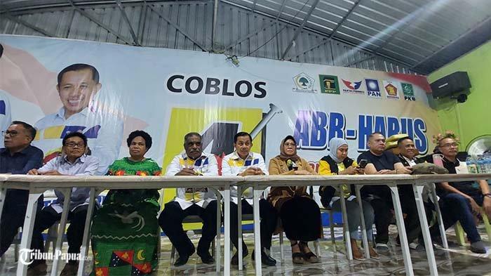 Pasangan calon Wali Kota Jayapura nomor urut 4, Abisai Rollo - Rustan Saru (tengah) didampingi sitri serta elemen pendukung, memberikan keterangan pers di bilangan Abepura, Rabu (27/11/2024) malam. Warga kota diimbau untuk menjaga kedamaian serta mengawal perhitungan suara oleh KPU.
