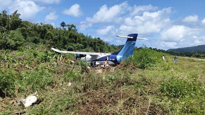 Tampak pesawat Trigana Air PK YDP ATR 42-500 tergelincir di Bandara Udara Stefanus Rumbewas - Kamanap, Kabupaten Kepulauan Yapen, Papua, Senin (9/09/2024).