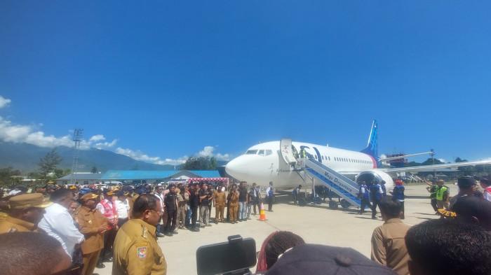PAPUA PEGUNUNGAN - Sriwijaya Air mendarat perdana tepat pukul 10.50 WIT, dan disambut meriah gubenur dan wakil gubernur, bupati dan wakil se pegunungan dan masyarakat di Bandar Udara Wamena, Selasa, (29/07/2025). Ini akan menambah jumlah maskapai penumpang yang beroperasi di sana menjadi tiga maskapai, yaitu Trigana, Wings dan Sriwijaya.