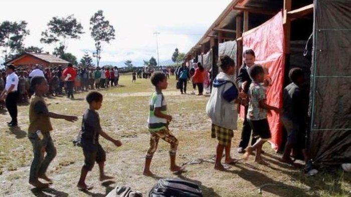 Sekolah darurat yang dibangun untuk anak pengungsi Nduga