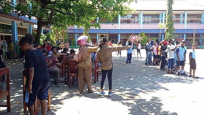 Aktivitas para siswa SMP Negeri 1 Sentani, Kabupaten Jayapura yang sedang melakukan kerja bakti di sekolah tersebut. Kepala Sekolah SMP Negeri 1 Sentani, Yokbeth Wally mengatakan pada Senin (5/9/2022) besok para siswa sudah dapat melakukan proses belajar disekolah tersebut.