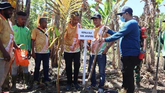 BIBIT SAGU - Kepala Kantor Econusa Wilayah Papua, Mario Sanudin (baju biru) bersama Kepala Dinas Lingkungan Hidup Kabupaten Jayapura, Abdul Rahman Basri saat menanam bibit sagu pada Harlingkup Sedunia di Jalan Kehiran II, Kampung Ifale, Distrik Sentani, Kabupaten Jayapura. 