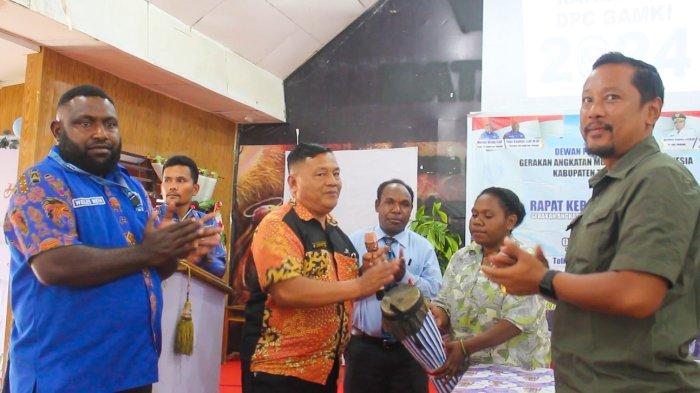 Mewakili Bupati Tolikara Sekretaris Kesbangpol R. Aryo Mangkunagoro bersama Ketua DPC GAMKI dan para undangan sedang memukul tifa sebagai tanda pembukaan kegiatan Rakercab GAMKI.