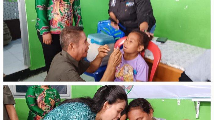  Pj Gubernur Papua Ridwan Rumasukun dan Pj Ketua TP PKK Provinsi Papua, Linda Onibala saat meneteskan vaksin polio kepada perwakilan balita di Kabupaten Supiori.