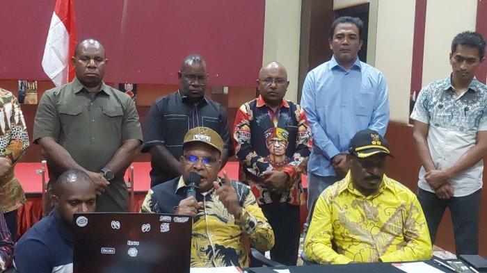 SITUASI PUNCAK TERKINI - Bupati Puncak, Elvis Tabuni  dan wakilnya, Naftali Akawal (kanan) memberikan keterangan pers di Jayapura, Jumat (23/5/2025) soal pengungsian warga di daerah, sekaligus membantah mosi tidak peryaya mahasiswa terhadap DPRD dan pemerintah untuk langkah pemulihan.