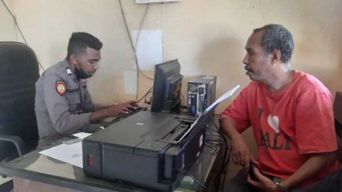 Jurnalis dan juga Pimpinan Umum Tabloid Jubi, Victor Mambor melapor di kantor polisi atas intimidasi yang dialami