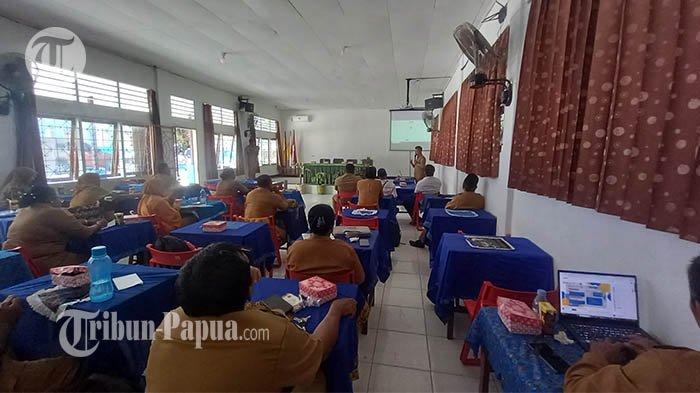 Sebanyak 15 Sekolah Menengah Pertama (SMP) Negeri di Kota Jayapura mengikuti sosialisasi aplikasi Sistem Informasi Rencana Umum Pengadaan berbasis Web (web based) SIRUP, Senin (26/2/2024).