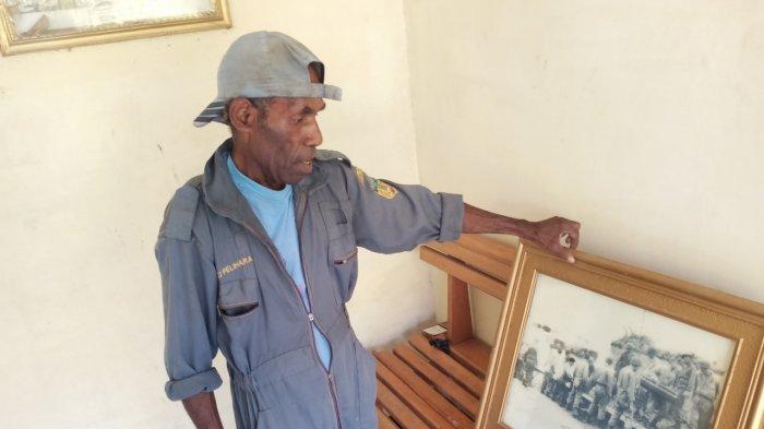 Yohanes Tecuari (56) saat memperlihatkan foto pasukan Jenderal Douglas MacArthur Kepada Tribun-Papua.com (Tribun-Papua.com/Hendrik)