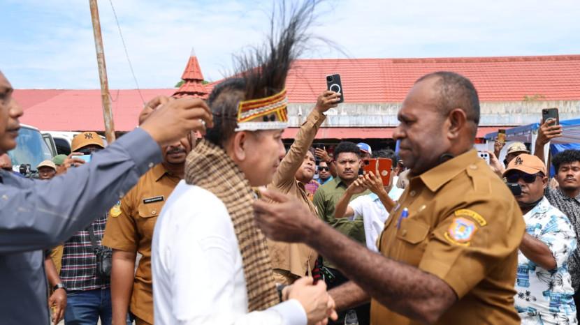 Pj Gubernur Papua dan Rombongan Serahkan Bantuan Saat Kunker ke Sarmi - Tribun-papua.com