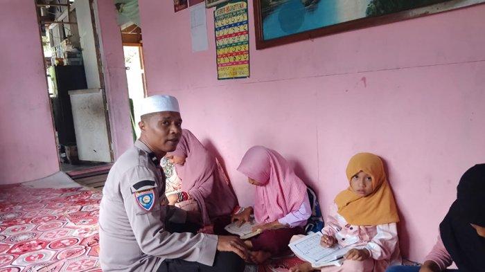 Aipda Saraju Rumalean saat mengajarkan anak-anak membaca Alquran di Kabupaten Fakfak, Papua Barat, Kamis (4/7/2024).