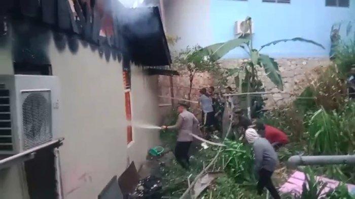 Aparat gabungan TNI dan Polri bersama Damkar dan warga memadamkan kebakaran rumah di Kabupaten Fakfak, Papua Barat, Kamis (18/1/2024). 