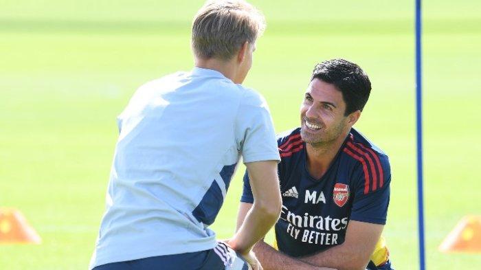 OBROL - Pelatih Arsenal, Mikel Arteta mengbrol dengan pemain di sela latihan. Jadwal pertandingan Arsenal vs Fulham dalam lanjutan Liga Inggris akan berlangsung, pada Sabtu atau Minggu (28/8/2022) dini hari WIT.