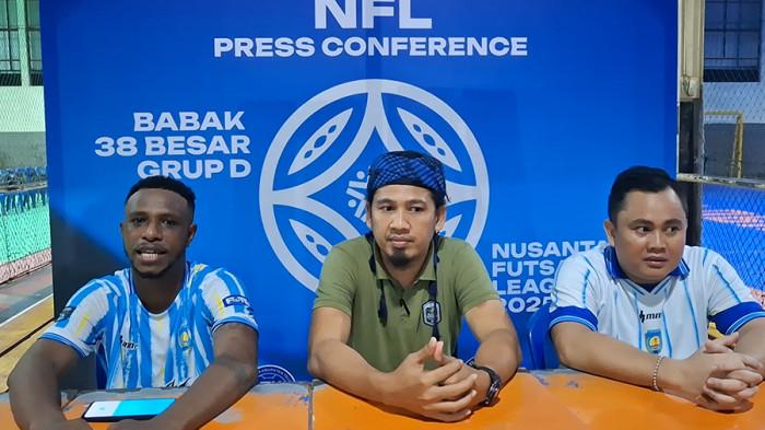 AFK BINTUNI - Asisten Pelatih AFK Bintuni, Gerson Rombe, dan kapten tim AFK Bintuni, Chris Yembise, didampingi manajer saat konferensi pers di Lapangan Logam Sport, Manokwari, Jumat (18/7/2025).