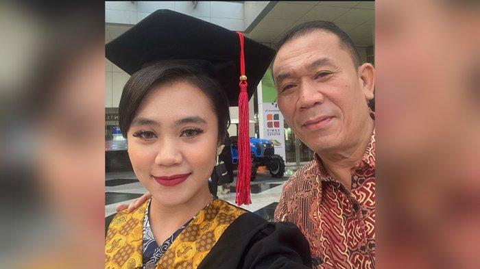 Beatrik Fortunata berfoto bersama ayahnya setelah diwisuda menjadi sarjana dari Universitas Atma Jaya Jakarta pada 3 Februari 2024.