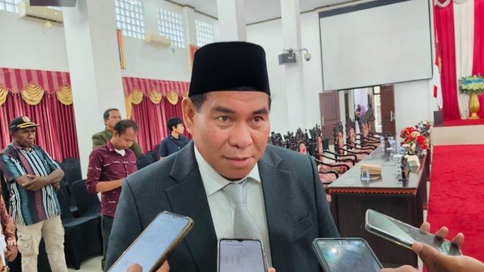 PAPUA BARAT TERKINI - Bupati Fakfak Terpilih, Samaun Dahlan saat diwawancarai TribunPapuaBarat.com di Gedung DPRD Kabupaten Fakfak menegaskan bahwasanya pihaknya harus melihat kondisi keuangan Pemerintah Daerah pada APBD 2025 nantinya untuk memastikan tenaga honorer, Sabtu (8/2/2025).