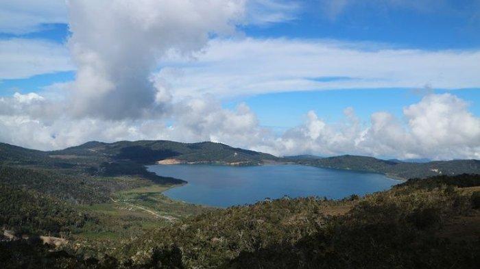 Pemandangan Danau Anggi Gida dilihat dari sekitar Puncak Bukit Kobrey, Distrik Sururey, Kabupaten Pegunungan Arfak, Papua Barat, Senin (20/8/2018). Danau Anggi Gida berlokasi di Distrik Anggi Gida.