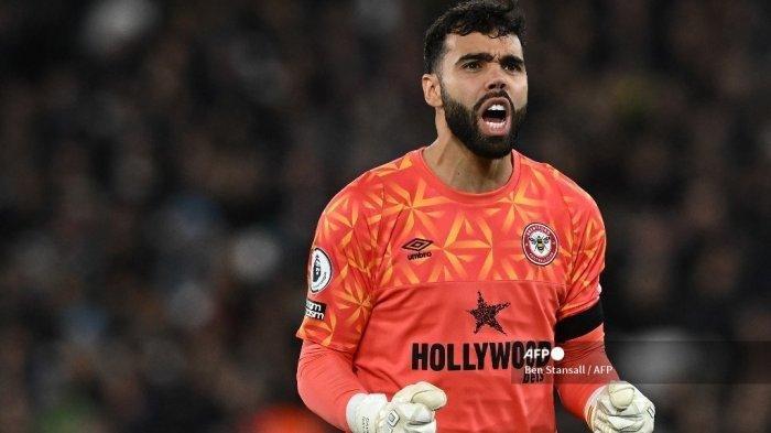 Kiper Brentford David Raya merayakan gol pertama timnya ke gawang tuan rumah West Ham selama pertandingan sepak bola Liga Premier Inggris di Stadion London, pada 30 Desember 2022.
