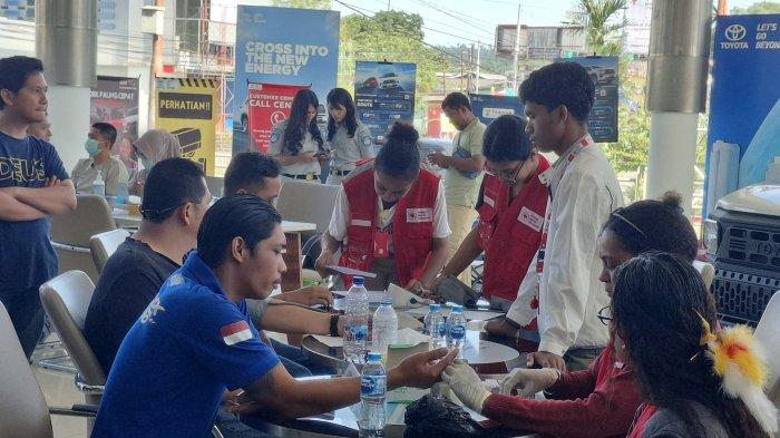 Palang Merah Indonesi (PMI) Kabupaten Manokwari sedang melayani Warga di gedung PT. Sinar Suri, Wosi, Manokwari, Papua Barat, Sabtu, (22/2/2025).