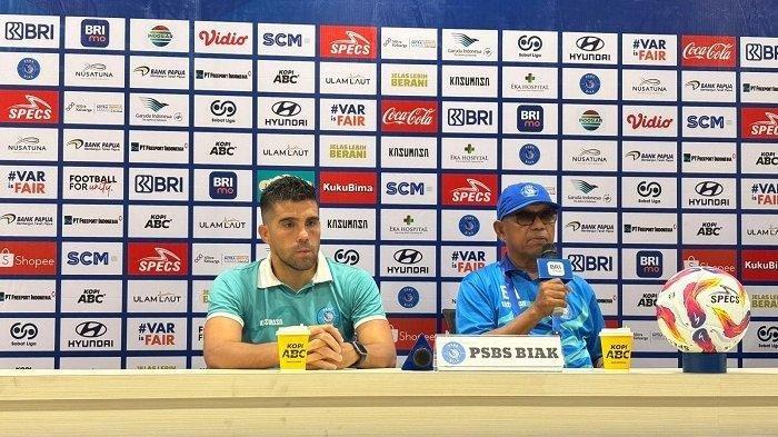 Pelatih bersama kapten PSBS Biak, Emral Abus dan Fabiano Beltrame, saat keterangan pers setelah pertandingan melawan PSIS Semarang, Minggu (26/1/2025).