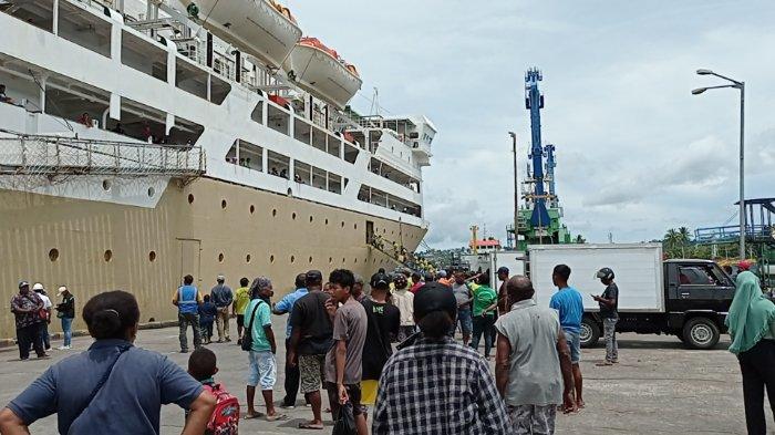 ANTRE - Penumpang kapal motor (KM) antre menaiki kapal Pelni, KM Tidar saat bersandar, di Pelabuhan Manokwari, Papua Barat, beberapa waktu lalu.