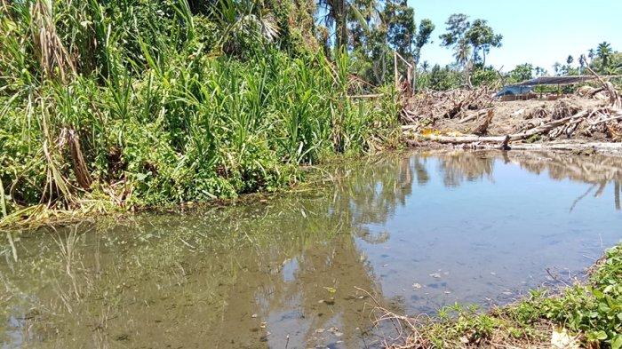 Kali Mati meluap mengancam permukiman warga di Kampung Tobou, Distrik Ransiki, Kabupaten Manokwari Selatan, Selasa (26/09/2023).