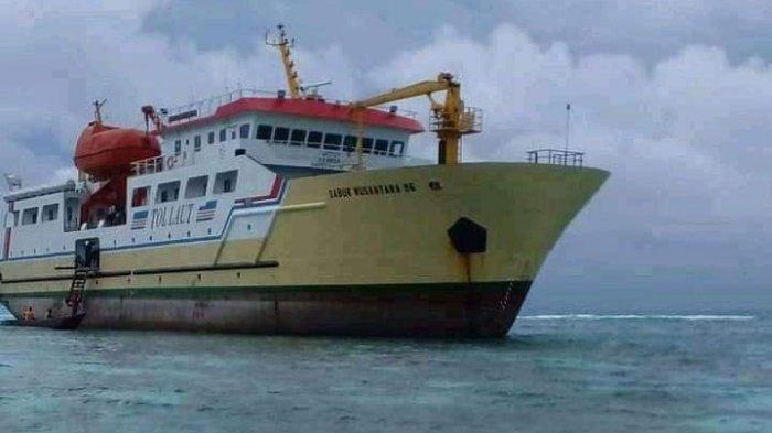 Kondisi KM Sabuk Nusantara 96 yang kandas di wilayah perairan Pulau Ayau, Kabupaten Raja Ampat, Papua Barat, Rabu (2/3/2022), akibatnya sejumlah karang di wilayah konservasi tersebut pun rusak.