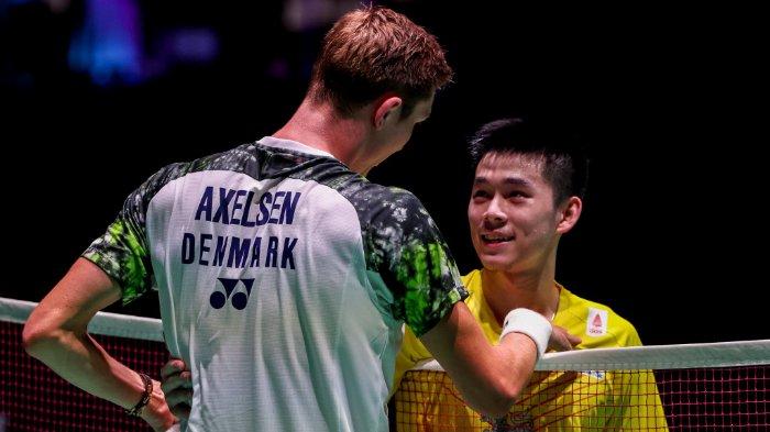 Ilustrasi pemain badminton Thailand sektor tunggal putra, Kunlavut Vitidsarn bersalaman dengan pebulutangkis Denmark Viktor Axenlsen.
