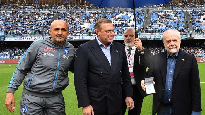 Mantan pelati Napoli, Luciano Spalletti (kiri), menolak tawaran 60 juta Euro netto (tanpa pajak) untuk melatih Al Hilal di Liga Arab Saudi.