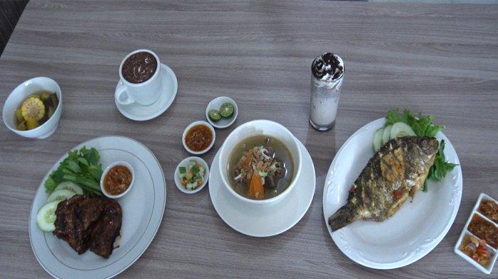 Menu di Resto Dapoer Clara di Jalan Merdeka, Kabupaten Manokwari, Papua Barat.