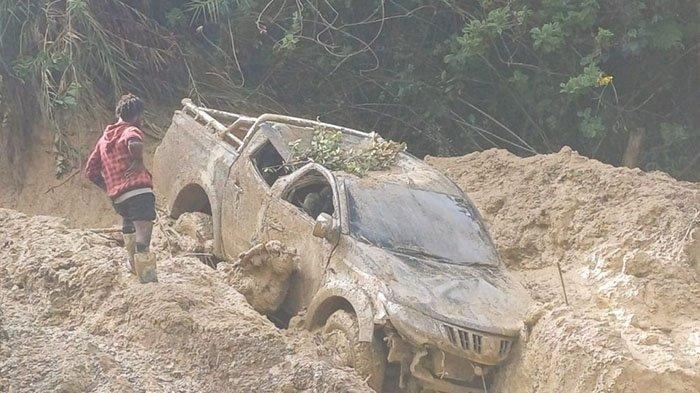Mobil Ford Ranger yang jatuh ke jurang di Kampung Labora, Distrik Kolawa, Lanny Jaya, Papua Pegunungan, Sabtu (21/10/2023).